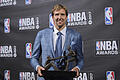 KINA - Basketball-Star ist ein super Team-Kamerad       -  Er hilft anderen gerne auf die Beine: Basketballstar Dirk Nowitzki in New York während der 2017 NBA Awards mit seiner Trophäe für die Auszeichnung zum Teamkollegen des Jahres.