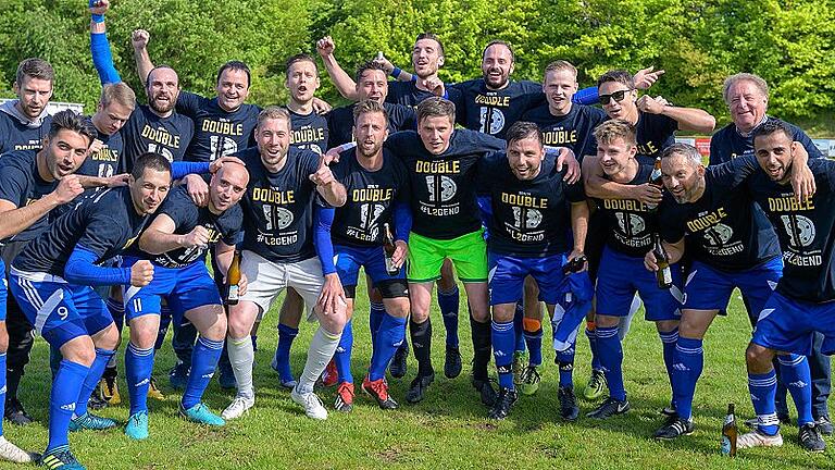 SV Maidbronn - TSV Lohr - Meisterbild Lohr       -  So sehen Meister aus, das Team des TSV Lohr holte den Kreisliga-Titel: (hinten von links)  Philipp Steger, Spielertrainer Dominik Bathon, Patrick Meder, Sportleiter Christian Lembach, Moritz Muth, Spielertrainer Christian Schmitt, Julian Genheimer, Tommy Rahn, Jens Kirchgeßner, Alessandro Englert, Bodo Lubitz, (vorne von links) Aykut Yalcin, Ugur Sen, Ardit Bytyqi, Felix Schneider, Norman Moreno, Florian Herbert, Gianni Mobilia, Felix Kirchgeßner, Alexander Schubert und Ferat Demir.