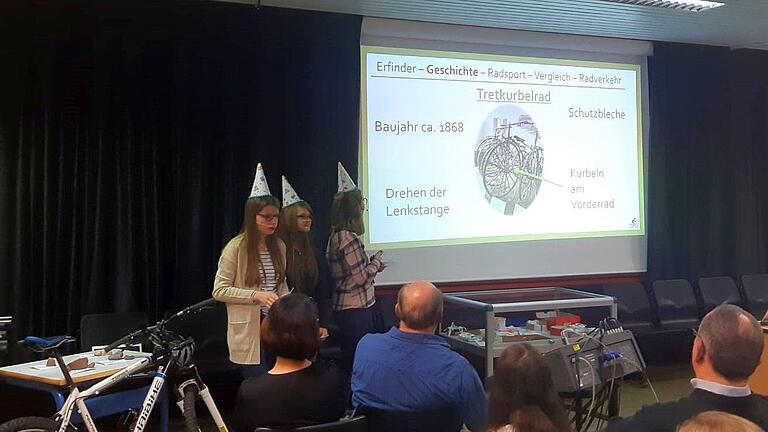 Drei Schülerinnen  der Klasse 9c,  Sophia Darmer (von links), Kim Hesse und Giulia Calabrese, feierten den 200. Geburtstag des Fahrrads. Foto: Marcel Diekmann       -  Drei Schülerinnen  der Klasse 9c,  Sophia Darmer (von links), Kim Hesse und Giulia Calabrese, feierten den 200. Geburtstag des Fahrrads. Foto: Marcel Diekmann