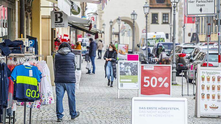 Einfach so shoppen gehen, wenngleich mit Maske und Sicherheitsabstand? Damit ist es in vielen Geschäften im Landkreis am Freitag erst einmal vorbei. Denn das Coronavirus breitet sich derzeit wieder deutlich stärker aus. Einfach so shoppen gehen, wenngleich mit Maske und Sicherheitsabstand? Damit ist es in vielen Geschäften im Landkreis am Freitag erst einmal vorbei. Denn das Coronavirus breitet sich derzeit wieder deutlich stärker aus.