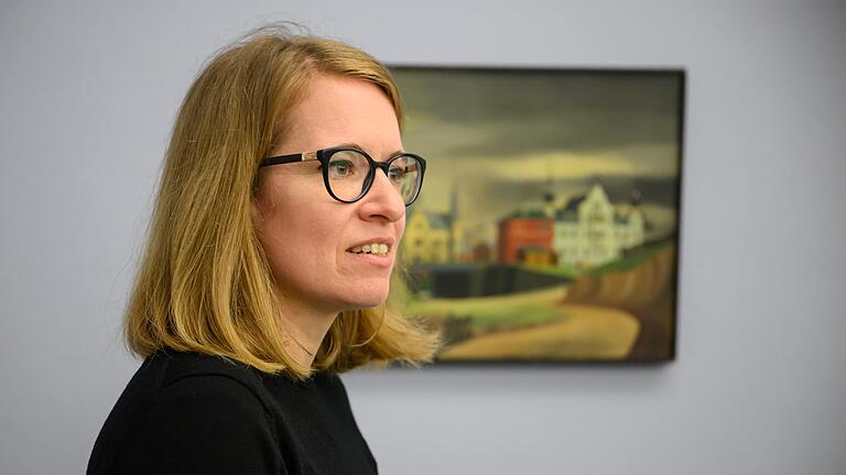 Kunstspeicher-Chefin Luisa Heese vor der vielleicht prominentesten Neuerwerbung ihres Hauses: 'Unterführung in Kitzingen' von Carl Grossberg, entstanden 1925. Kunstspeicher-Chefin Luisa Heese vor der vielleicht prominentesten Neuerwerbung ihres Hauses: 'Unterführung in Kitzingen' von Carl Grossberg, entstanden 1925.