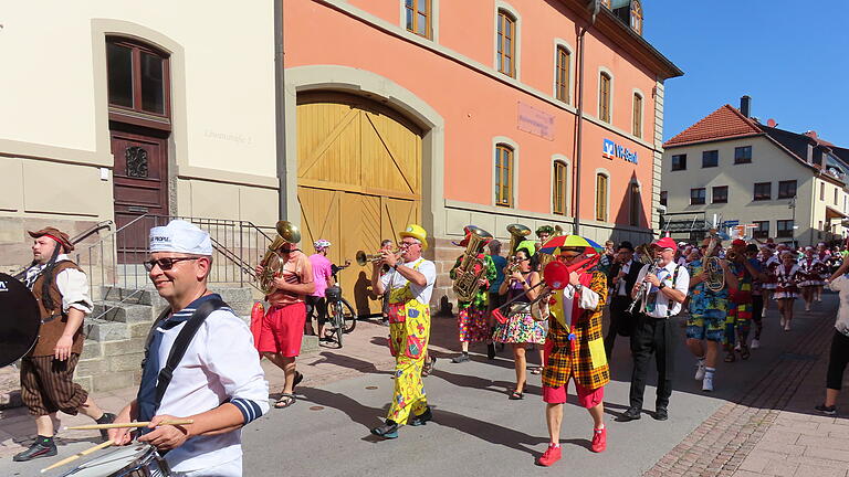 Altweiberfasching im Altweibersommer und ein Rosenmontagsumzug am Sonntag im September, Bischofsheim feierte das 40-Jährige Bestehen des Vereines Böschemer Maumer: Großer Fosenochtsumzug am Sonntag mit vielen bunten Fußgruppen und unzähligen, teils maskierten Zuschauern.