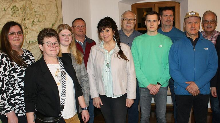 Sportlerehrung in Bergrheinfeld: Die erfolgreichen Schützen der BSG Bergrheinfeld mit Schützenmeisterin Anita Schneider (Zweite von links). Sportlerehrung in Bergrheinfeld: Die erfolgreichen Schützen der BSG Bergrheinfeld mit Schützenmeisterin Anita Schneider (Zweite von links).