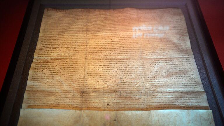 Eine Kopie der Magna Carta - Die Magna Carta gilt als Vorläuferin moderner Verfassungsdokumente Eine Kopie der Magna Carta - Die Magna Carta gilt als Vorläuferin moderner Verfassungsdokumente