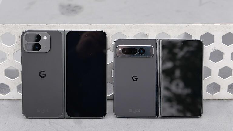 Google Pixel Smartphones       -  Größer und schlanker: Das Pixel 9 Pro Fold (l) im Vergleich zum Vorgänger Pixel 8 Pro Fold (r).
