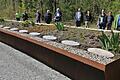 Das an den 'Lebensfluss' erinnernde modellhafte neue Urnen-Bestattungsquartier im Veitshöchheimer Waldfriedhof. Im Frühjahr 2021 wurde es um weitere 87 Doppel-Urnengrabstellen erweitert mit dem Bau einer bis dahin deutschlandweit einmaligen barrierefreien Bestattungsanlage.