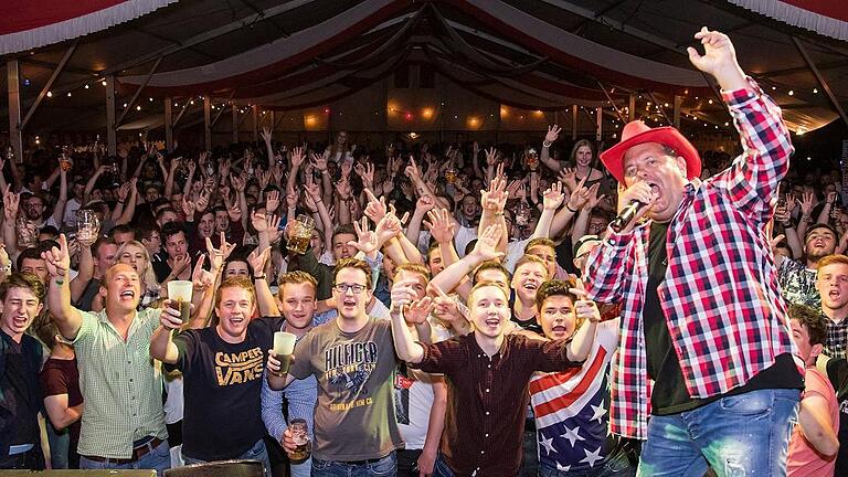 Ballermann-Feeling bei der Wernecker Bierwoche - Für Ballermann-Feeling sorgte Schlagersänger Markus Becker am Mittwochabend auf der Wernecker Bierwoche. Noch vor der offiziellen Eröffnung am Fronleichnamstag gab es zur Einstimmung eine Partynacht im Schraudenbacher Festzelt – und das war proppenvoll. Ballermann-Feeling bei der Wernecker Bierwoche - Für Ballermann-Feeling sorgte Schlagersänger Markus Becker am Mittwochabend auf der Wernecker Bierwoche. Noch vor der offiziellen Eröffnung am Fronleichnamstag gab es zur Einstimmung eine Partynacht im Schraudenbacher Festzelt – und das war proppenvoll.