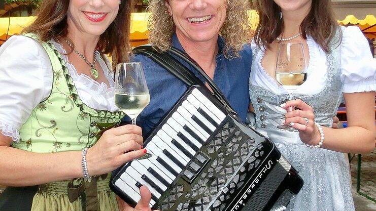 Dommel Wöhrl mit den ehemaligen Weinköniginnen Nicole Then (links) und Christina Scheider.