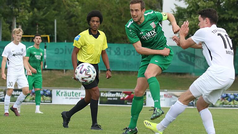 Adrian Dußler (Zweiter von rechts) erzielte bislang das einzige Saisontor der Abtswinder: mit einem direkt verwandelten Freistoß im Heimspiel gegen Vatan Spor Aschaffenburg. In den darauf folgenden drei Ligaspielen blieb der TSV Abtswind jeweils ohne Torerfolg. Adrian Dußler (Zweiter von rechts) erzielte bislang das einzige Saisontor der Abtswinder: mit einem direkt verwandelten Freistoß im Heimspiel gegen Vatan Spor Aschaffenburg. In den darauf folgenden drei Ligaspielen blieb der TSV Abtswind jeweils ohne Torerfolg.