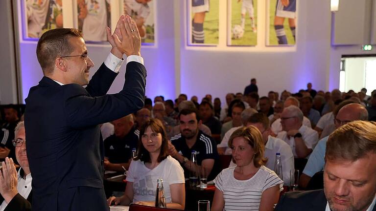 Christoph Kern, der neu gewählte Präsident des Bayerischen Fußball-Verbands, bedankt sich beim Verbandstag in Bad Gögging bei den Delegierten.