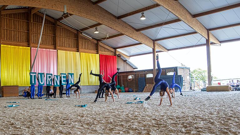 Auftakt der EGM-Kulturwoche mit dem circus equorum: Die Voltis des Egbert-Gymnasiums haben unter Leitung von Lehrerin Mona Schwanfelder ein vielfältiges Zirkusprogram einstudiert, das neben dem Voltigieren auch Choreografien aus Tanz, Turnen, Akrobatik und Schauspiel zeigt. Auftakt der EGM-Kulturwoche mit dem circus equorum: Die Voltis des Egbert-Gymnasiums haben unter Leitung von Lehrerin Mona Schwanfelder ein vielfältiges Zirkusprogram einstudiert, das neben dem Voltigieren auch Choreografien aus Tanz, Turnen, Akrobatik und Schauspiel zeigt.