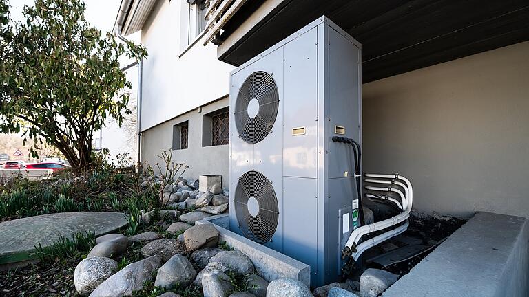 Die Lüftungsanlage einer Wärmepumpe steht vor einem Wohnhaus.       -  Die Lüftungsanlage einer Wärmepumpe steht vor einem Wohnhaus.