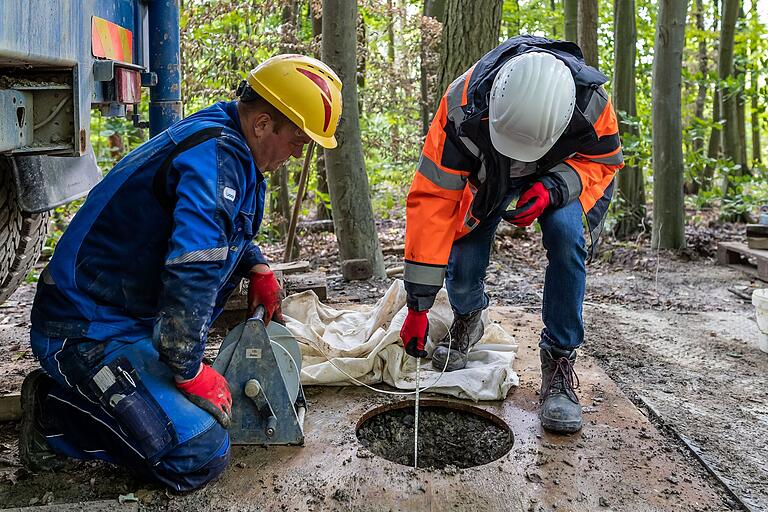 Um an die großen Gipsvorkommen in der Altertheimer Mulde (Lkr. Würzburg) zu kommen, lässt Knauf dort den Untergrund untersuchen. Anlass ist die geplante Erweiterung eines Trinkwasserschutzgebietes.