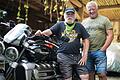 Der US-Amerikaner Corey Flagg (links) und der Deutsche Hans Postler sind seit knapp 50 Jahren beste Freunde. Motorräder sind ihre große gemeinsame Leidenschaft.