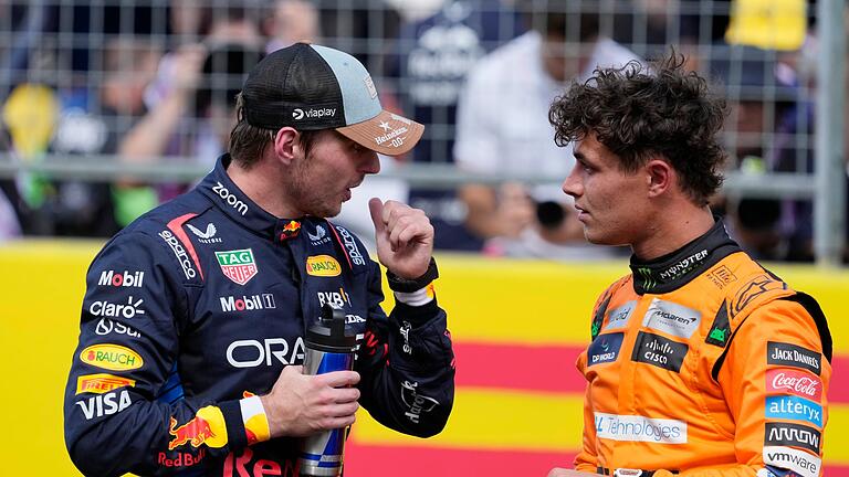 Max Verstappen und Lando Norris (r)       -  Die beiden sind in einer entscheidenden Szene gegensätzlicher Meinung.