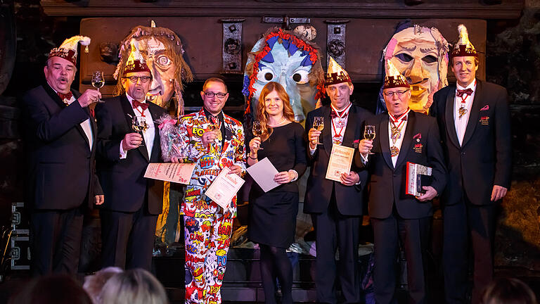 Ehrungen (von links): Ordenskanzler Norbert Schober, Roland Wagner (ehem. Bezirksjugendleiter Unterfranken) mit Schembartläufer; Marcus Schlegel (Mitglied im Tanz und Turnierausschuss Franken) und Tina Haßmüller (Vorsitzende Tanz und Turnierausschuss Unterfranken) mit der silbernen Nadel; Alexander Maisel (Beirat und Betreuer der fördernden Mitglieder Bezirk Oberfranken) mit dem Verdienstorden und Dieter Kewersun (Beirat Unterfranken) mit dem Till von Franken in Silber; Präsident Marco Anderlik.