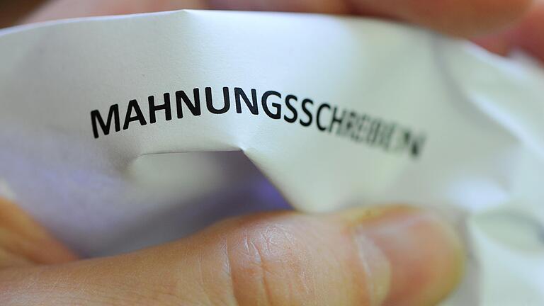 Und wieder eine Mahnung, und wieder kein Ausweg aus der Krise: So geht es jenen fast 77 000 Menschen in Unterfranken, die überschuldet sind.