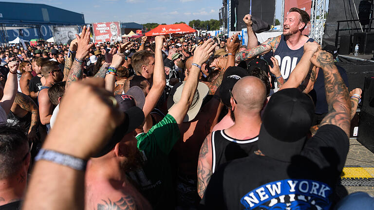 Zahlreiche junge Menschen feierten am Samstag beim Mission Ready-Festival am Flugplatz in Giebelstadt. 15 internationale Bands aus dem Hardcore und Punkspektrum zogen Fans aus ganz Europa in die Region.