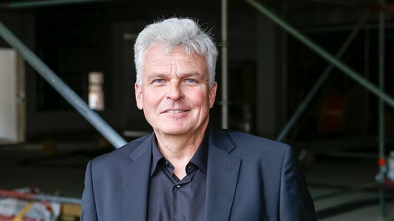 Markus Trabusch bleibt bis 2026 Intendant des Mainfranken Theaters. Die Erleichterung über das Ende der Hängepartie im Stadtrat ist ihm beim Fototermin auf der Theaterbaustelle deutlich anzumerken.