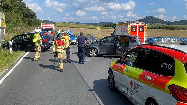 Auf der Kreisstraße Haßfurt Richtung Ebern stießen an der Einmündung zum Haßfurter Gewerbegebiet „Godelstatt“ zwei Autos zusammen. Insgesamt drei Insassen wurden dabei verletzt.