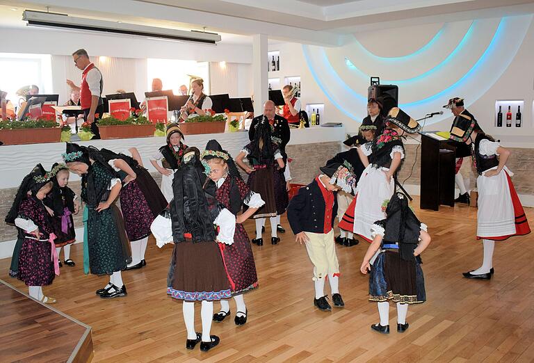 Die Tanzkinder des Sennfelder Trachtenvereins zeigten beim Festkommers zum 100-jährigen Vereinsbestehen einige Plantänze.