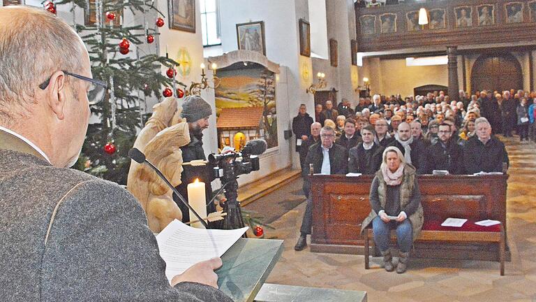 Bis auf den letzten Platz besetzt war am Sebastianstag die Klosterkirche am Kreuzberg in der Rhön. Dort trafen sich nach zwei Jahren Pandemie wieder die Waldarbeiter und Forstleute. - Bis auf den letzten Platz besetzt war am Sebastianstag die Klosterkirche am Kreuzberg in der Rhön. Dort trafen sich nach zwei Jahren Pandemie wieder die Waldarbeiter und Forstleute. Bis auf den letzten Platz besetzt war am Sebastianstag die Klosterkirche am Kreuzberg in der Rhön. Dort trafen sich nach zwei Jahren Pandemie wieder die Waldarbeiter und Forstleute. - Bis auf den letzten Platz besetzt war am Sebastianstag die Klosterkirche am Kreuzberg in der Rhön. Dort trafen sich nach zwei Jahren Pandemie wieder die Waldarbeiter und Forstleute.