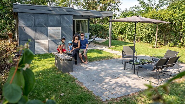 Nargis und Corey Silva zogen gemeinsam mit ihren beiden Kindern für ein Wochenende in ein Tiny House in Volkach.