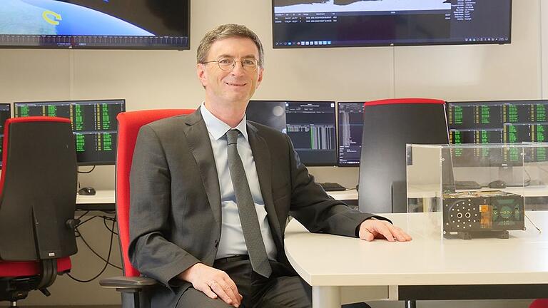 Hakan Kayal, Professor für Raumfahrttechnik, im Satelliten-Missionskontrollzentrum der Universität Würzburg. Hakan Kayal, Professor für Raumfahrttechnik, im Satelliten-Missionskontrollzentrum der Universität Würzburg.