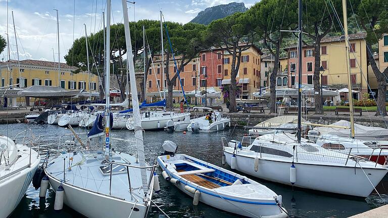 Der Gardasee in Italien ist nicht nur für Familien und Camper, sondern auch bei Busreisen ein beliebtes Sommerreiseziel. Im Bild der Hafen von Gargnano am Westufer des Sees. Der Gardasee in Italien ist nicht nur für Familien und Camper, sondern auch bei Busreisen ein beliebtes Sommerreiseziel. Im Bild der Hafen von Gargnano am Westufer des Sees.