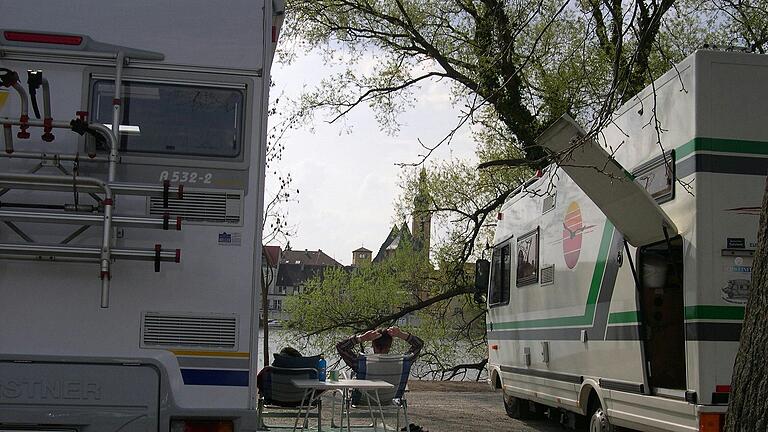 Im Sommer sind die Wohnmobil-Stellplätze in Kitzingen mit direkten Mainblick gut besucht. Im Sommer sind die Wohnmobil-Stellplätze in Kitzingen mit direkten Mainblick gut besucht. 