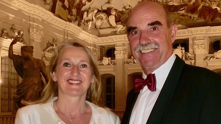 Intendantin Evelyn Meining und Weinbaupräsident Artur Steinmann.
