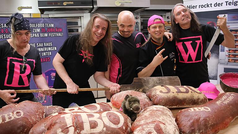 Die Fun-Metaller J.B.O. in der Backstube: Bassist Ralph Bach, die Gitarristen und Sänger Veit 'Vito' Kutzer und Hannes 'G. Laber' Holzmann sowie Drummer Wolfram Keller (von links) mit dem Frankenwinheimer Bäcker Axel Schmitt (Zweiter von rechts). Die Fun-Metaller J.B.O. in der Backstube: Bassist Ralph Bach, die Gitarristen und Sänger Veit 'Vito' Kutzer und Hannes 'G. Laber' Holzmann sowie Drummer Wolfram Keller (von links) mit dem Frankenwinheimer Bäcker Axel Schmitt (Zweiter von rechts).