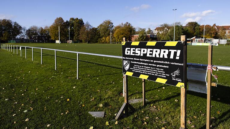 Wir müssen leider draußen bleiben, heißt es ab diesem Montag für Amateure, die nicht mehr zu Trainingseinheiten oder zu Spielen auf Fußballplätze oder in Sporthallen dürfen. Wir müssen leider draußen bleiben, heißt es ab diesem Montag für Amateure, die nicht mehr zu Trainingseinheiten oder zu Spielen auf Fußballplätze oder in Sporthallen dürfen.