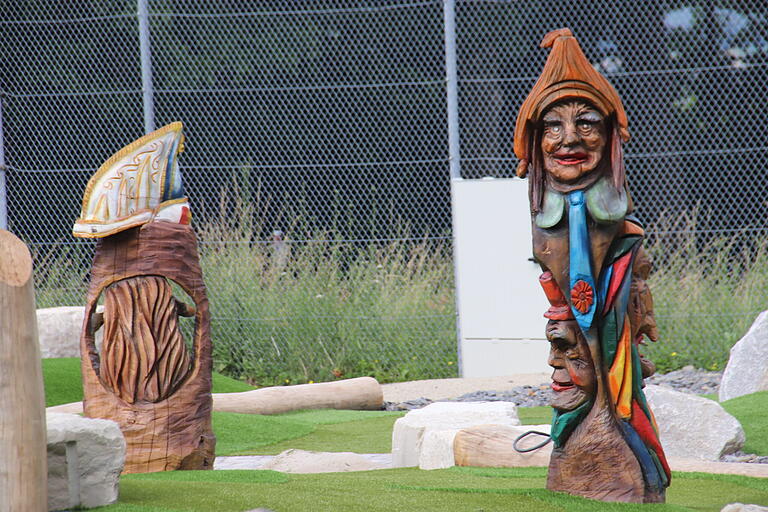 Auf dem Adventure Golfplatz im Kitzinger Innopark stehen Bildmotive aus Stadt und Landkreis Kitzingen. Das Foto zeigt Skulpturen, die an den Schlappmaulorden der Kitzinger Karnevalsgesellschaft erinnern. Auf dem Adventure Golfplatz im Kitzinger Innopark stehen Bildmotive aus Stadt und Landkreis Kitzingen. Das Foto zeigt Skulpturen, die an den Schlappmaulorden der Kitzinger Karnevalsgesellschaft erinnern.