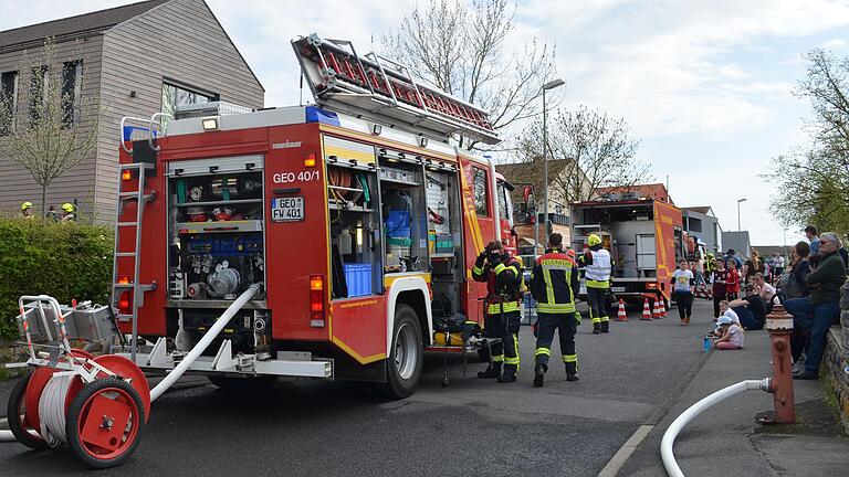 Viel los im Rot-Kreuz Weg bei der Großübung der Gerolzhöfer Feuerwehr. Zahlreich Zuschauer konnten sich vom Können der Floriansjünger überzeugen.