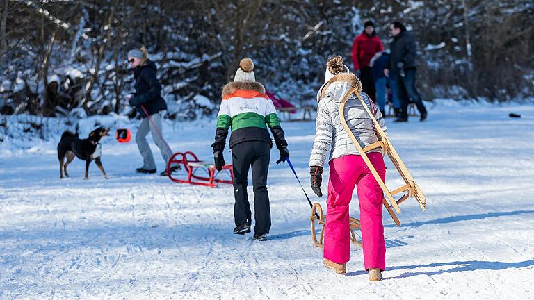 Wer schnell den verschneiten Hang hinuntersaust, muss seinen Schlitten für die nächste Abfahrt auch wieder nach oben ziehen oder tragen. Wer schnell den verschneiten Hang hinuntersaust, muss seinen Schlitten für die nächste Abfahrt auch wieder nach oben ziehen oder tragen.