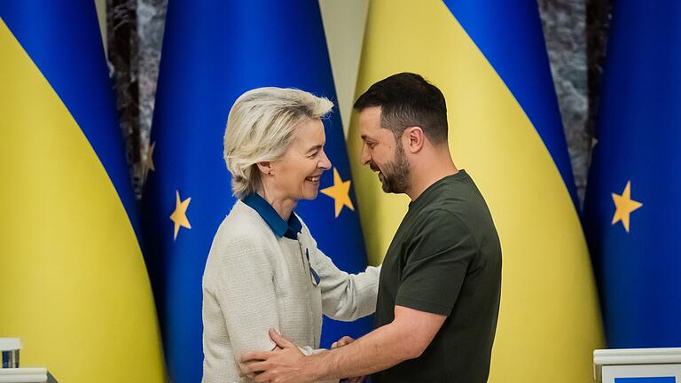 EU-Kommissionspräsidentin von der Leyen in der Ukraine       -  Bereits zum achten Mal seit Kriegsbeginn ist von der Leyen bei Selenskyj zu Besuch.