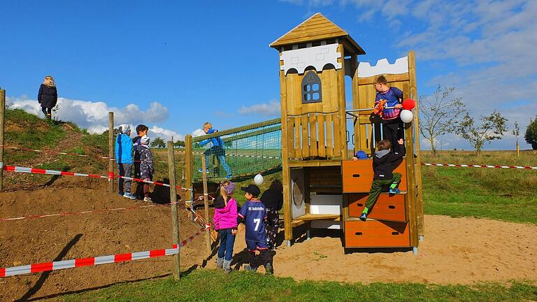 Die Burg in Aufstetten wurde von den Kindern gestürmt. Die Burg in Aufstetten wurde von den Kindern gestürmt.