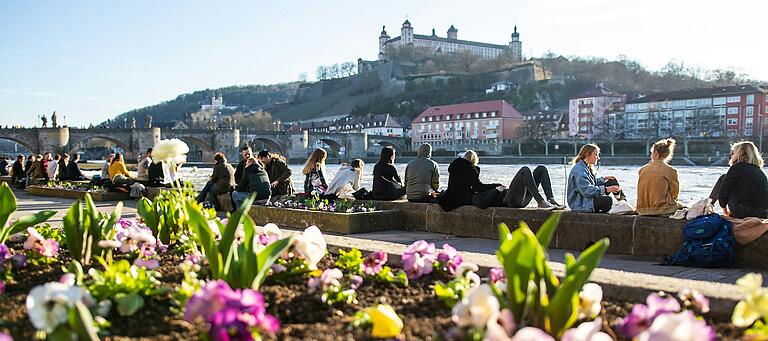 Die Promenade am Main beim Alten Kranen wird vor allem an warmen Tagen dicht bevölkert.