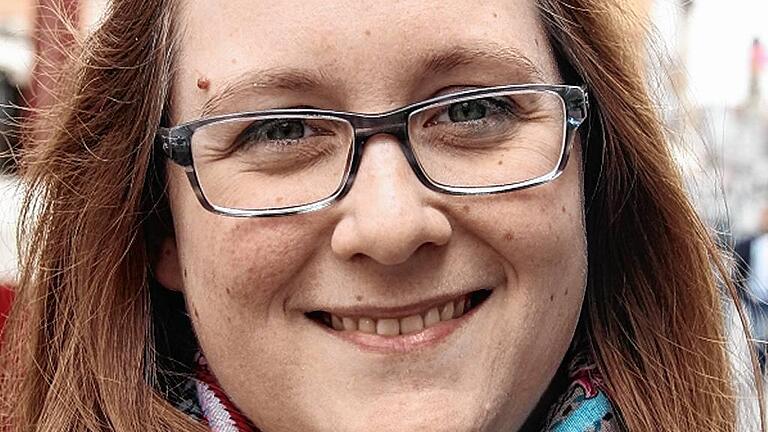 Bianca Schönig, 29, Kitzingen: Wenn ich Zeit habe, mache ich schon ein bisschen sauber. Vor allem die Fenster müssen im Frühjahr geputzt werden. Aber dass ich tagelang ausmiste und aufräume, das muss nicht sein. Bianca Schönig, 29, Kitzingen: Wenn ich Zeit habe, mache ich schon ein bisschen sauber. Vor allem die Fenster müssen im Frühjahr geputzt werden. Aber dass ich tagelang ausmiste und aufräume, das muss nicht sein.