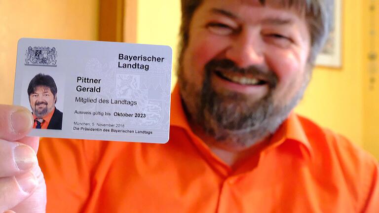 Mehr als ein Oranje-Fan: Gerald Pittner sitzt für die Freien Wähler im Landtag. Sein Hemd ist aber keine Design-Vorgabe der Parteiführung.&nbsp;