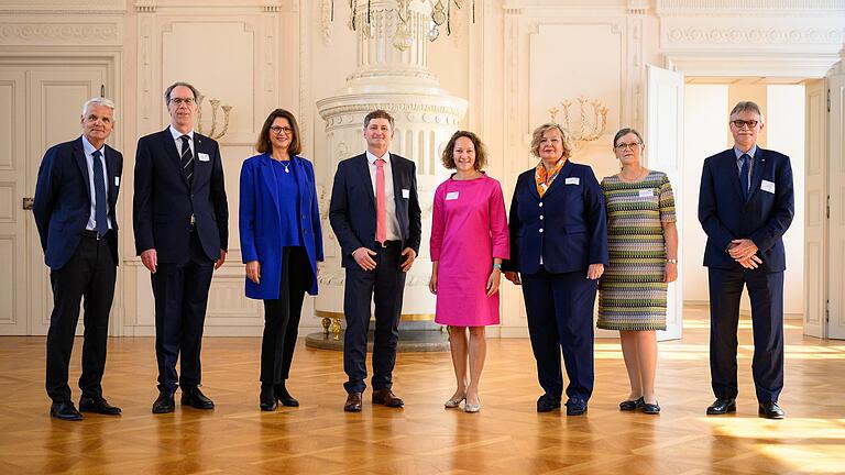 Gruppenfoto vor dem Festakt zum fünfjährigen HIRI-Bestehen (von links): Dirk Heinz, Wissenschaftlicher Geschäftsführer des Helmholtz-Zentrum für Infektionsforschung in Braunschweig, Uni-Präsident Paul Pauli, Landtagspräsidentin Ilse Aigner (CSU), HIRI-Direktor&nbsp; Jörg Vogel, Verwaltungsleiterin Alice Hohn, Ministerialdirektorin Ulrike Wolf,  Elisabeth Gerndt vom HZI Braunschweig und Uni-Kanzler Uwe Klug.