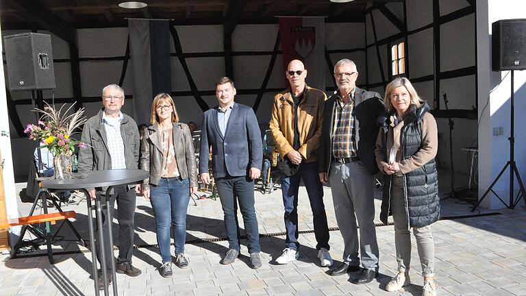 Sie können stolz auf die neue Park- und Kulturscheune sein (von links): Dietmar Zink (stellvertretender Bürgermeister), Monika Bader (Planidee Franken), Bürgermeister Thilo Wehner, Henry Kiesel, Karl-Heinz Lürzel (beide von Planidee Franken) und Eva Böhm (stellvertretende Landrätin).