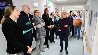 Rundgang durch die Fotoausstellung mit Museumsleiterin Annette Späth und Kulturpädagogin Michaela Schmidt. Von links: Kulturpädagogin Michaela Schmidt, Oberbürgermeister Dr. Dirk Vogel, Sabine Dittmar, Mitglied des Deutschen Bundestages /Staatssek...       -  Rundgang durch die Fotoausstellung mit Museumsleiterin Annette Späth und Kulturpädagogin Michaela Schmidt. Von links: Kulturpädagogin Michaela Schmidt, Oberbürgermeister Dr. Dirk Vogel, Sabine Dittmar, Mitglied des Deutschen Bundestages /Staatssekretärin beim Bundesminister für Gesundheit, Kurdirektorin Silvie Thormann, und Museumsleiterin Annette Späth (Mitte)
