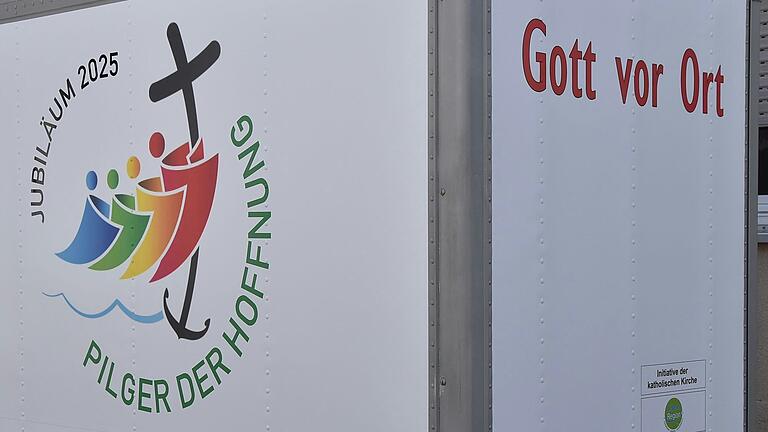 'Gott vor Ort': Ein Anhänger mit den verschiedensten Inhalten soll für Begnung und Hoffnung im Pastoralen Raum Haßberge Süd sorgen. 'Gott vor Ort': Ein Anhänger mit den verschiedensten Inhalten soll für Begnung und Hoffnung im Pastoralen Raum Haßberge Süd sorgen.