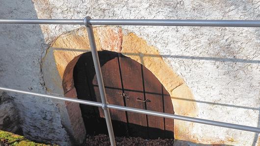 Der Eingang zum „geheimen Gewölbe“ unter der Zeiler Kirche. Der Eingang zum „geheimen Gewölbe“ unter der Zeiler Kirche.