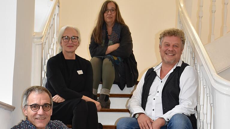 Mit Abstand auf der Treppe, aber immer für die Patienten da. Das Führungs-Quartett des 'Palliativteam-Mainfranken' besteht aus den Ärzten Gunther Leibold, Olaf Uhle, der leitenden Krankenschwester Marion Baulig-Busch und der Ärztin Sigrid Rettig (von unten nach oben).