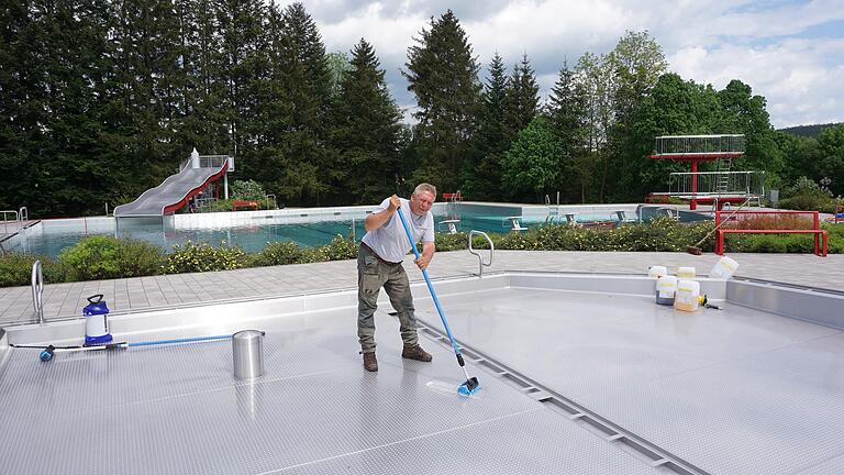 Schwimmbad schrubben mit Muskelkraft. Das große Becken ist schon fertig, aber das Kinderbecken wurde diese Woche noch von Manfred Markert geputzt. Schwimmbad schrubben mit Muskelkraft. Das große Becken ist schon fertig, aber das Kinderbecken wurde diese Woche noch von Manfred Markert geputzt.