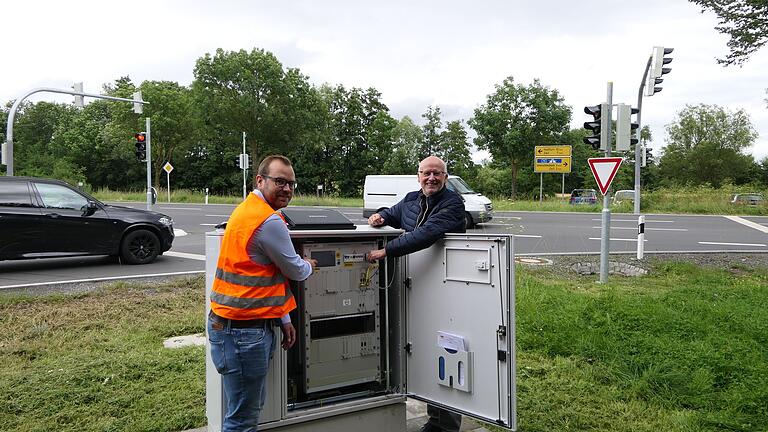 Martin Kraus vom Staatlichen Bauamt Schweinfurt (links) und Bürgermeister Stefan Paulus (rechts) starteten gemeinsam mit einem Knopfdruck den Betrieb der neuen Ampelanlagen. Martin Kraus vom Staatlichen Bauamt Schweinfurt (links) und Bürgermeister Stefan Paulus (rechts) starteten gemeinsam mit einem Knopfdruck den Betrieb der neuen Ampelanlagen.