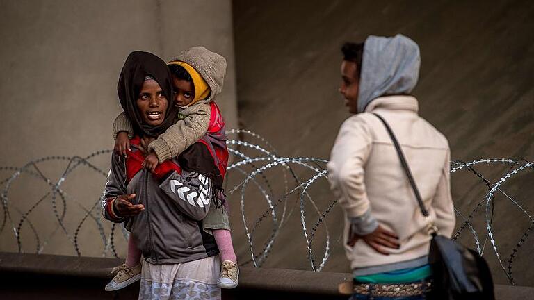 -       -  Migrants who managed to get past roadblocks set up by French gendarmes inside the Eurotunnel site walk to the boarding platform to attempt to reach Britain, in Coquelles near Calais, northern France, on July 31, 2015. The situation appears to have calmed in the past two days, after migrants made more than 2,000 daily attempts to breach the defences earlier in the week. The crisis has strained relations between Paris and London and the British government was poised to hold emergency talks later on July 31 on the issue. AFP PHOTO / PHILIPPE HUGUEN